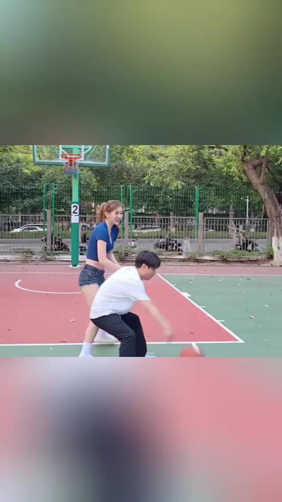 集夢會(huì)長背打一米8的女生，這是真打球啊！