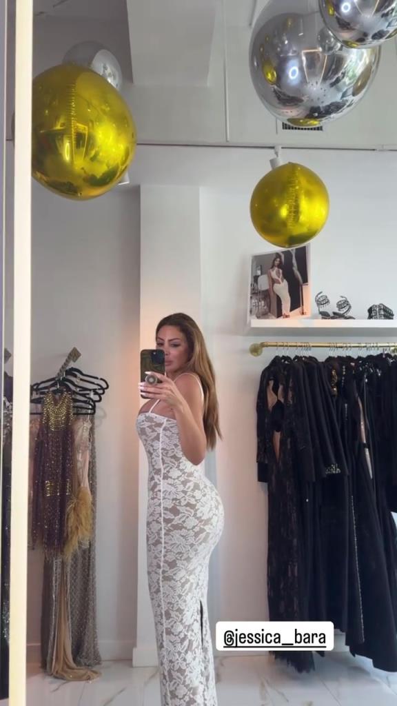 徐娘半老！皮蓬前妻穿吊帶裙自拍，這身材也太炸裂了！