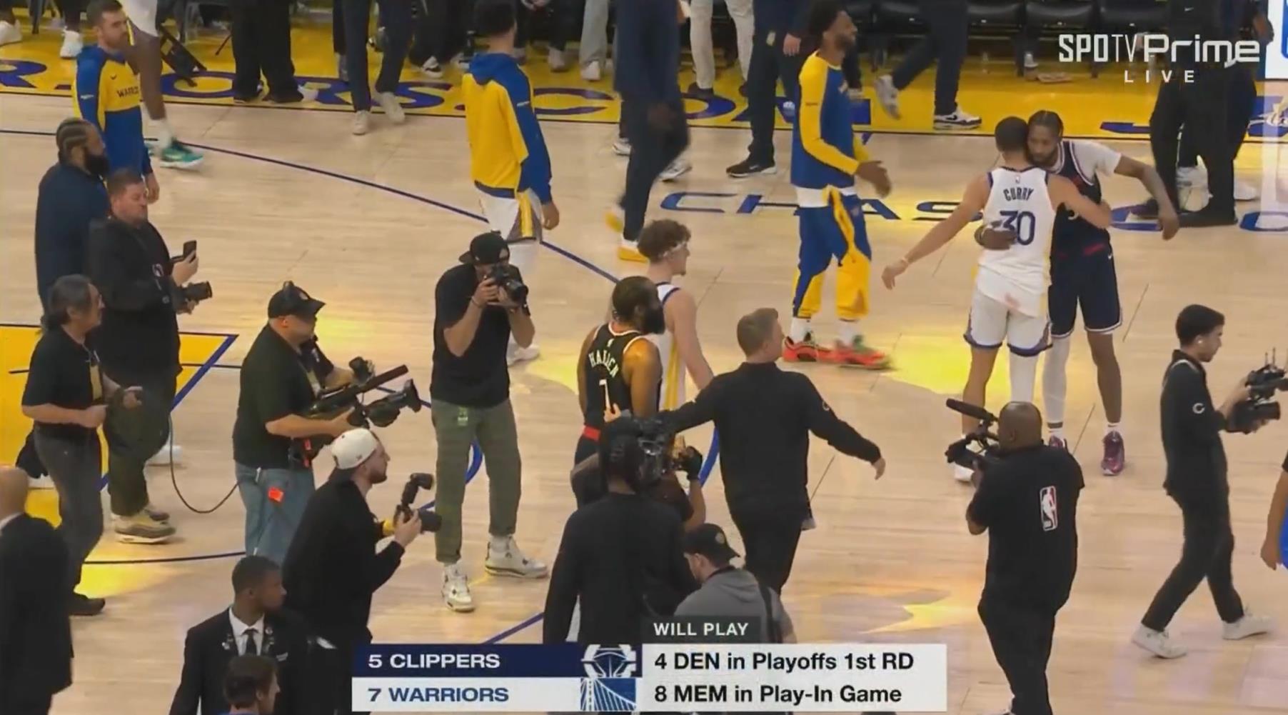 加時賽12分無解表現(xiàn)率隊(duì)獲勝！哈登賽后臉上笑容藏不住呀