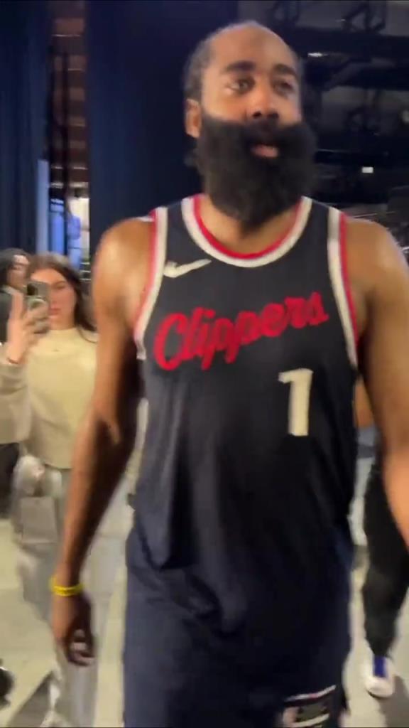 贏了！哈登賽后走回更衣室在球員通道和工作人員一一擊掌慶祝